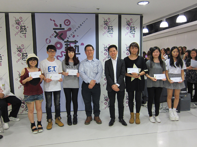 得獎的學生與獎學金贊助商代表合照