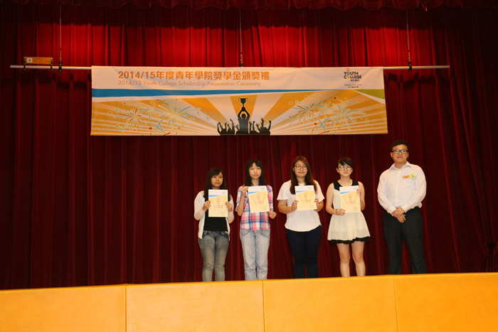 Group photo of the winners and the representatives of e-print
