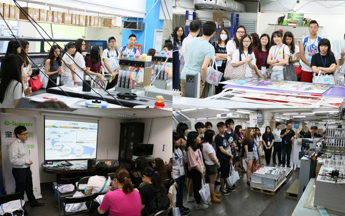 The staffs of e-print introduce the printing procedure to the students.