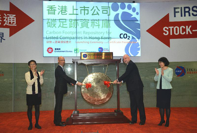Mr. KS Wong, Secretary for the Environment and the Chief Regulatory Officer and Head of Listing, HKEx, Mr. David Graham (second right), officiate at the launch ceremony for the Carbon Footprint Repository for Listed Companies in Hong Kong. 