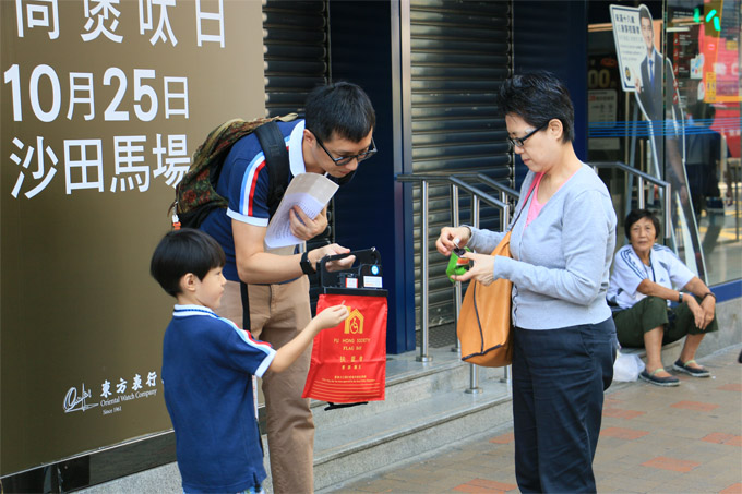 途人反應熱烈支持扶康會賣旗日