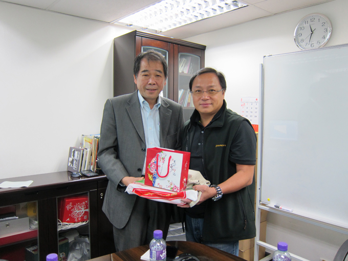 Ir. Wong, Chairman of Chinese Association of Graphics Science & Technology presented souvenirs to Ir. William She, Managing Director of e-print