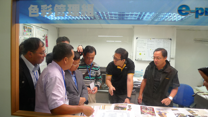 The staff of e-print introduced the operation of color management team to the guests