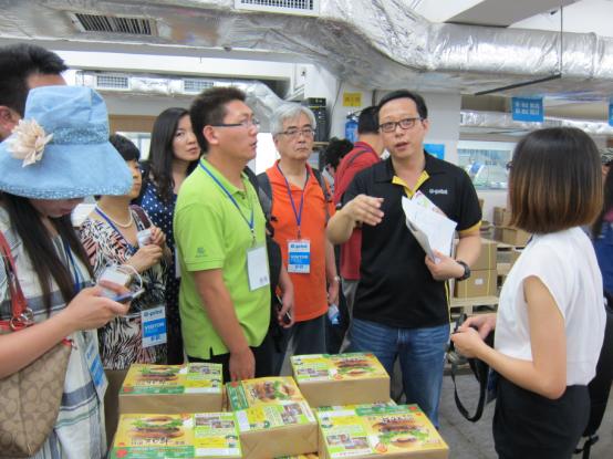 Mr. Jim Chan introduce the pro-press paper cutting procedure