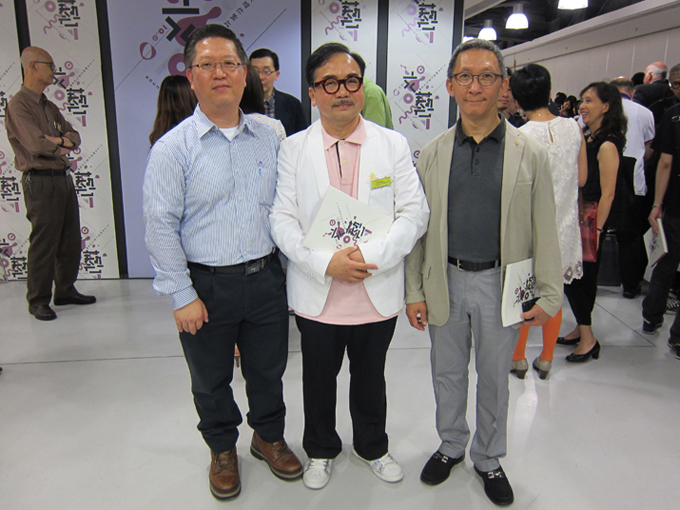 (左起)e-print執行董事徐柏偉先生、C01設計學校校長林席賢先生，印藝學會主席崔建昌先生合照