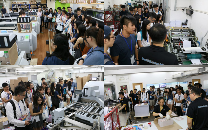 The staffs of e-print introduce the printing procedure to the students.