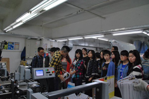 e-print staff demonstrates on operating machine