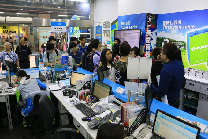 e-print staff introduced the well-equipped Kwun Tong main store