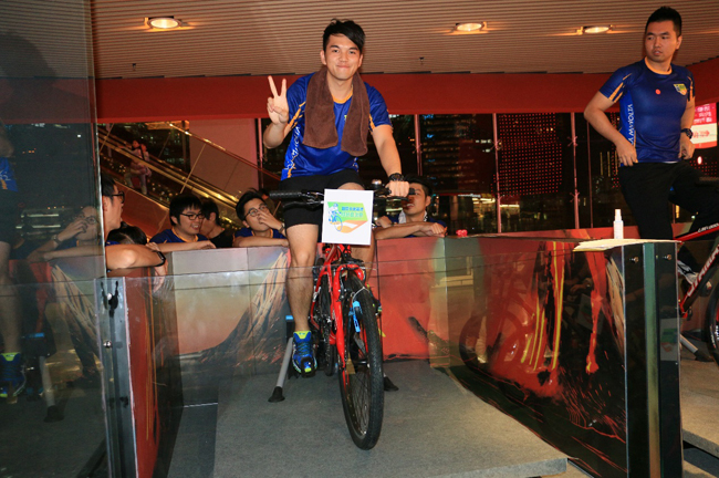The tremor competition by riding the bike on top of the vibrating platform