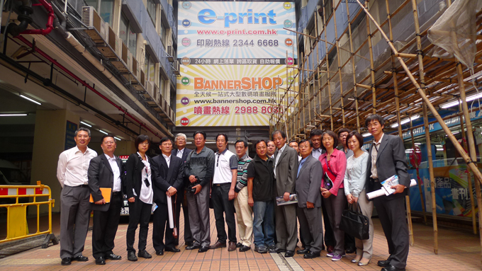 兩地業界在e-print觀塘總店門前來個大合照