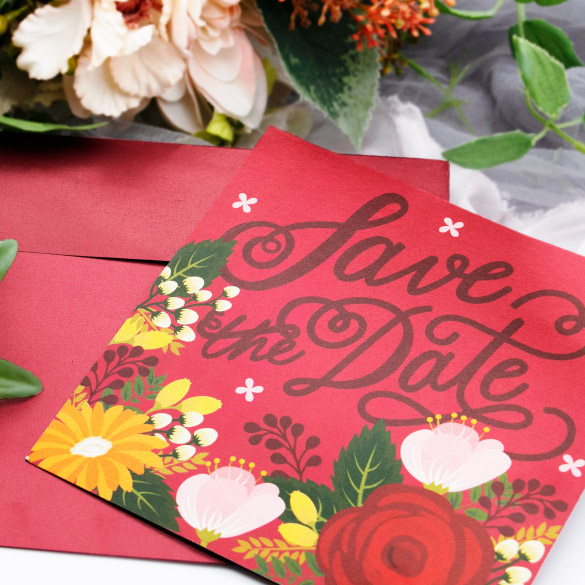 西式結婚請柬（囍帖）。大紅底紙配璀璨奪目的花卉，帖上寫有「love the Date」，簡潔不失優雅。