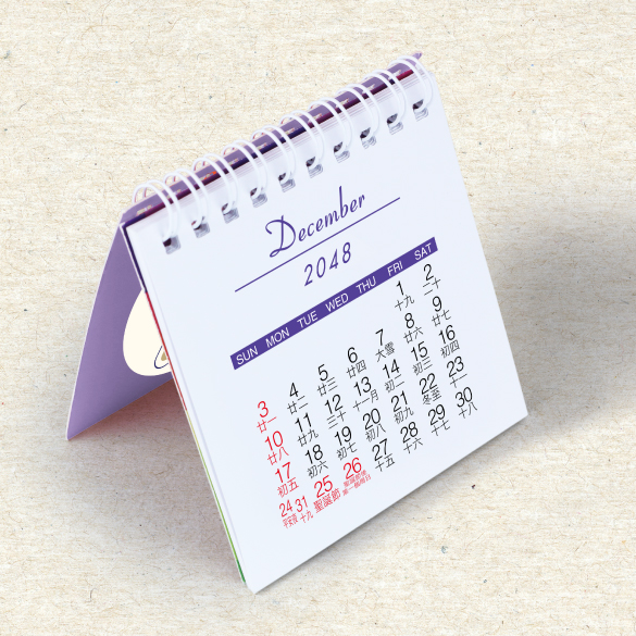 紫色造型、輕巧設計的迷你掛曆，白色雙線鐵圈釘裝，雙面彩色咭紙及書紙印刷，印上香港公眾假期及各月份，適合自用及公司送禮。