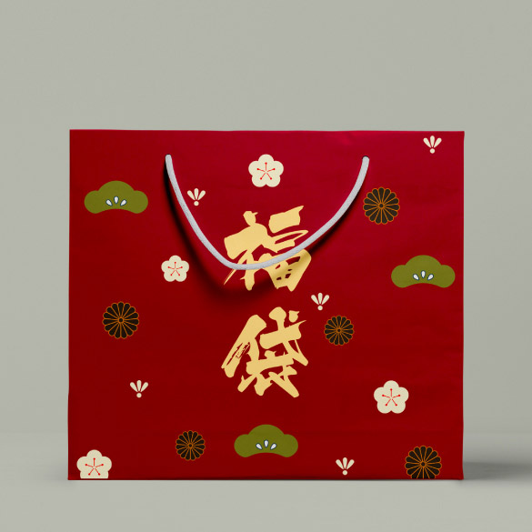 顏色鮮艷的精美節日造型福袋，香港印刷公司訂製。純牛皮紙質，棗紅底配日式新年圖案、金黃色「福袋」字樣