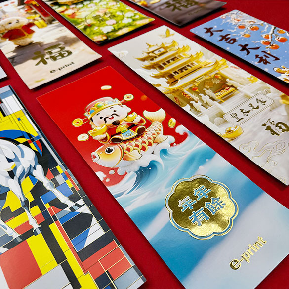 揮春是農曆新年的傳統裝飾品，揮春印上中國書法字體。香港自設印刷廠，訂製馬年揮春