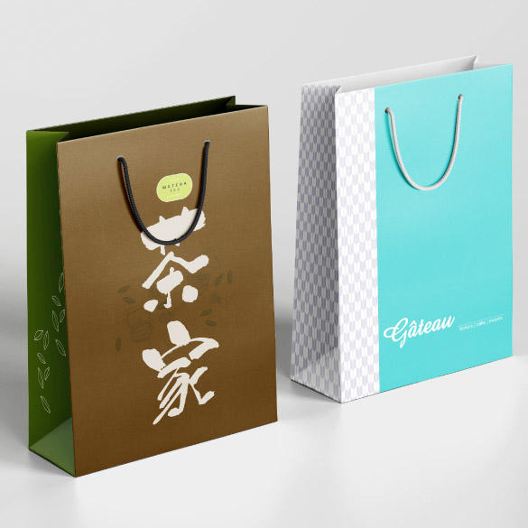 兩個由210g單粉紙直身紙袋，顏色鮮艷、厚身耐用，可用於多種場合，如品牌、餐廳外賣包袋、婚宴送禮、展覽活動宣傳