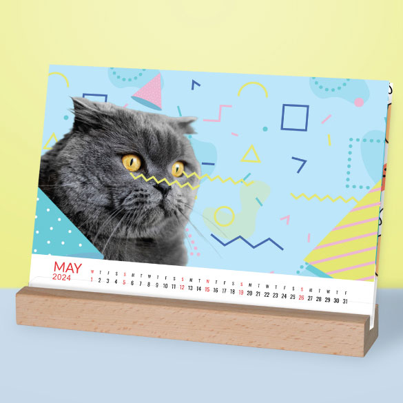 寵物圖案月曆，內有可愛的貓加上樺木的底座