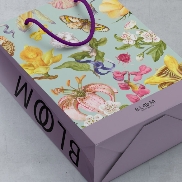 高貴大方的訂造紙袋，粉紫邊粉藍底背景襯托復古花紋；品牌logo以黑色印於購物袋側面及正面底，突出呈現。直身紙袋容量大