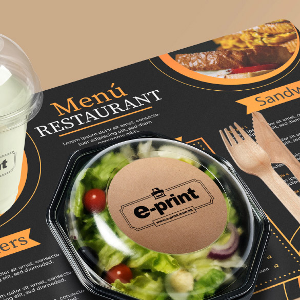 黑底橙字的西餐廳／快餐店餐枱紙，輕巧薄身，個人化設計有效宣傳餐廳最新優惠。另外有效分隔食物殘渣及油漬，一次性使用。