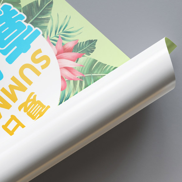 夏日氣氛滿溢、色彩鮮豔的香港海報設計，光粉紙單面印刷，表面光滑、紙質較厚，反射顏色鮮艷，深受廣告業界歡迎。