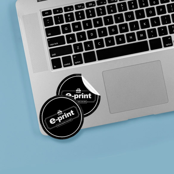 黑白圓形貼紙紙質不反光，表面印有品牌logo及公司網址，用作裝飾Macbook、電腦及包裝上。