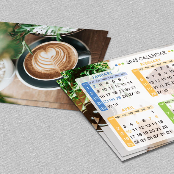 下載免費AI模版製成的香港年曆咭雙面彩色印刷，啞膠質地，卡面印上個人化的文青設計，背面印上香港公眾假期及各月份，方便攜帶