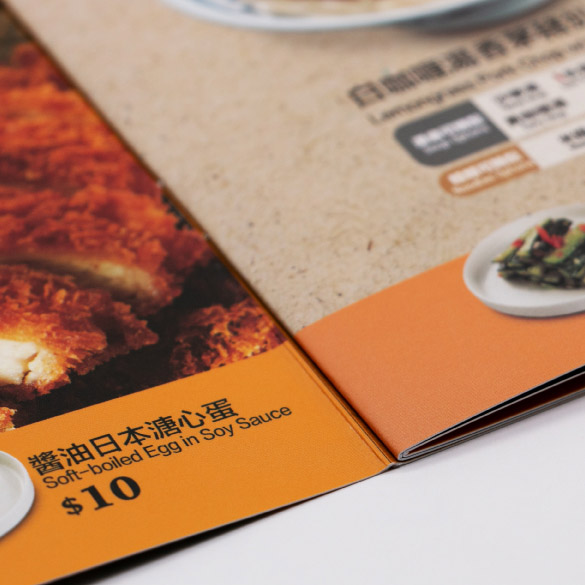 彩色餐牌書刊的內頁雙面過膠， 騎馬釘裝，每頁都清晰展示餐廳資訊，菜式照片。