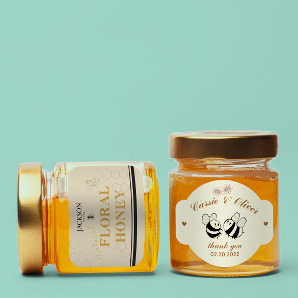 香港印刷的多邊形貼紙，貼於兩瓶蜂蜜產品瓶身上。一瓶將貼紙用作標籤label，加入品牌logo及成份