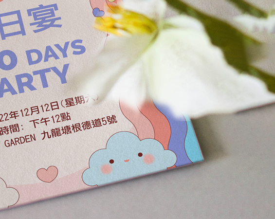 大部份花紋賀咭表面有暗條狀紋路，不反光，令咭片的質感比較強，會給人一種紮實又高雅的感覺